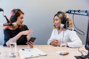 Cinco podcasts esenciales de mujeres empresarias de éxito